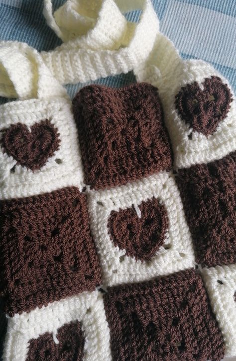 Crochet Ideas With Brown Yarn, Crochet Brown Yarn, Brown Yarn Crochet Ideas, Brown And White Crochet, Brown Crochet Bag, Crochet Store, Heart Tote Bag, Crochet Tutorial Pattern, Fall Crochet Patterns