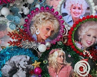 Kitschy Dolly Parton ornaments make the best gifts for Dolly lovers.  Choose from one of our many styles of handmade, retro-inspired ornaments.  Retro vibes for modern fans. by AListOrnaments on Etsy  #dollyparton #dollypartonfans #giftfordollypartonfan #dollypartonxmas #dollypartonchristmasornaments #dollypartonbling #dollypartonstyle #dollypartonsamerica Dolly Parton Wreath, Dolly Parton Christmas Party, Holly Dolly Parton Christmas Party, Dolly Parton Christmas Tree, Holly Dolly Parton Christmas, Dolly Party, Dolly Parton Christmas, Christmas Dolly Parton, Dolly Christmas