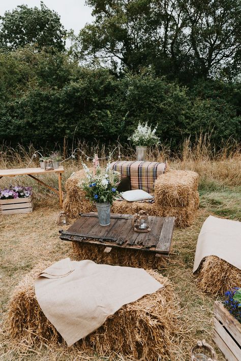 Country Wedding Hay Bale Seating, Hay Bale Benches Wedding, Hay Bale Seating For Party, Hay Bale Decorating Ideas Wedding, Straw Bale Seating, Hay Barrel Wedding Seating, Haybail Seating Wedding, Hay Bale Wedding Seating, Straw Bale Seating Wedding