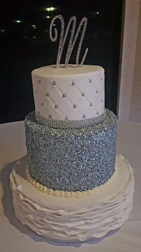 18th Birthday Cakes For Girls Ideas, Sweet 16 Birthday Cakes Elegant, Bling Birthday Cake, Queens Birthday Cake, Quince Cake, Sweet 16 Party Decorations, 14th Birthday Cakes, 15th Birthday Cakes, Disco Birthday Party