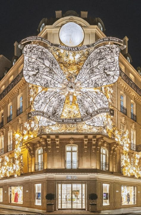 Paris In January, Logo Luxe, Holiday Travel Destinations, Window Display Design, Luxury Dinnerware, Maria Grazia, Facade Design, City Aesthetic, Pop Up Store