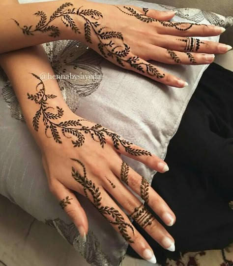 Ramadan Henna, Henne Tattoo, Wrist Henna, Cute Henna Designs, Cute Henna Tattoos, Jagua Henna, Henna Style Tattoos, Henna Inspired Tattoos, Henna Nails