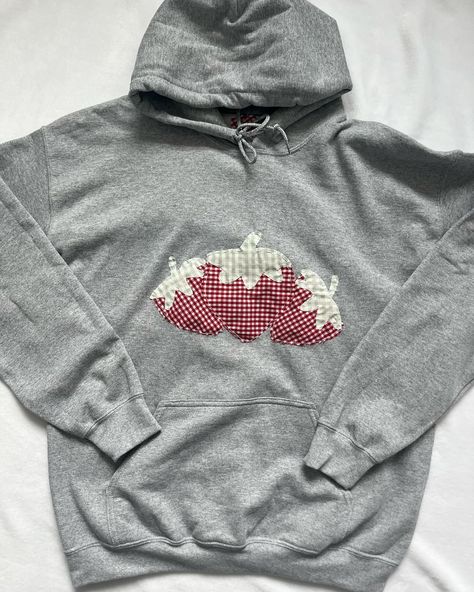 Strawberry hoodie 🍓 Stitch Hoodie Diy, Diy Hoodie Ideas, Artsy Aesthetic Outfits, Patch Sweatshirt Diy, Patches Hoodie, Strawberry Hoodie, 18th Ideas, Patchwork Hoodies, Diy Hoodie