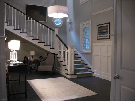 The Marin foyer is just as chic and simple as their kitchen! We love the colors added by the wall art! | Pretty Little Liars Rosewood Pennsylvania, Hanna House, Pretty Little Liars Hanna, Hanna Marin, Hannah Montana, House Floor, Photo Projects, House Goals, Big Houses