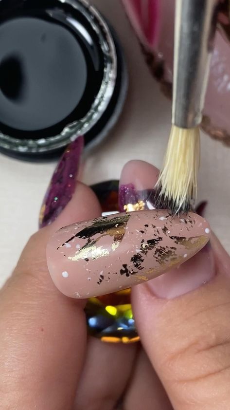 Foils Nail Art, Nail Simple Designs, Nail Designs Foil, Nail Ideas Videos, Nailart Videos, Nude Nails Design, Minimalist Flat Design, Nude Nailart, Nailart Nude