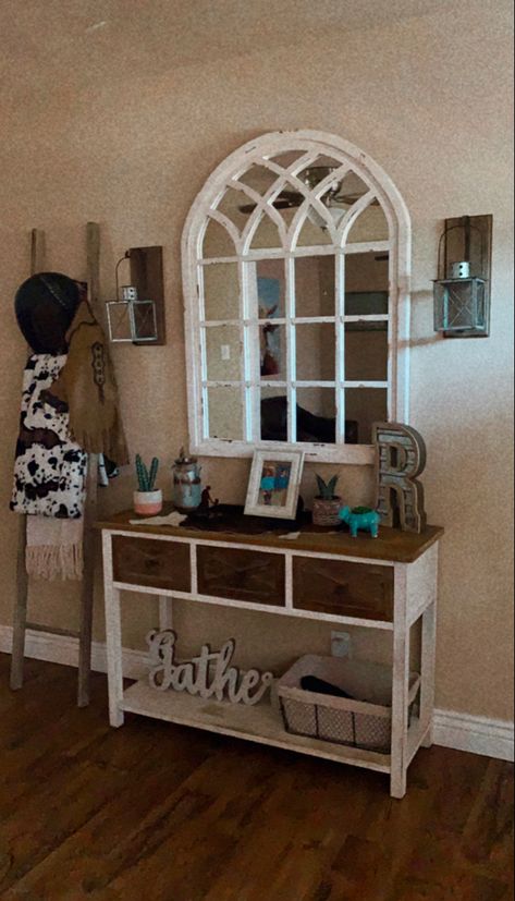 Western Entryway Decor, Western Entryway, Country Apartment Decor, Cow Room, Western House, Single Apartment, Dorm Room Wall Decor, Western Rooms, Usa House