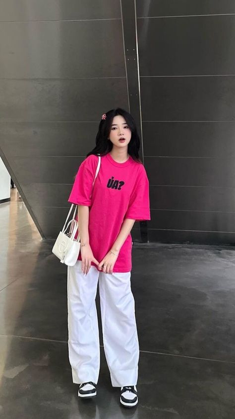 Pants And Tshirt Outfits, Oversized Tshirt Outfit Aesthetic, Meesho Outfits, Oversized Tee Outfit, Academia Hairstyle, Oversize Tshirt Outfits, Boyish Style, Korean Fashion Kpop, Casual College Outfits