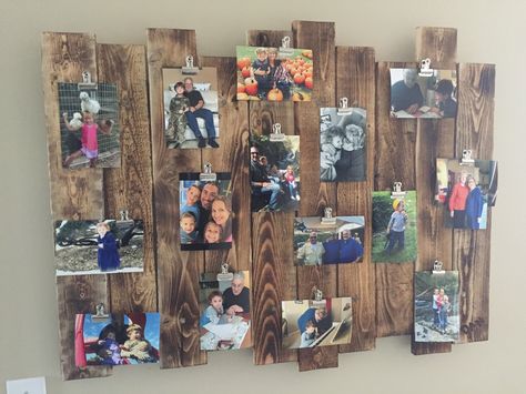 Pallet Wood Picture Frame Diy, Pallet Memory Board, Pallet Picture Display, Pallet Pictures, Wooden Pallet Projects, Wood Pallet Art, Baby Frame, Diy Picture Frames, Diy Wood Signs