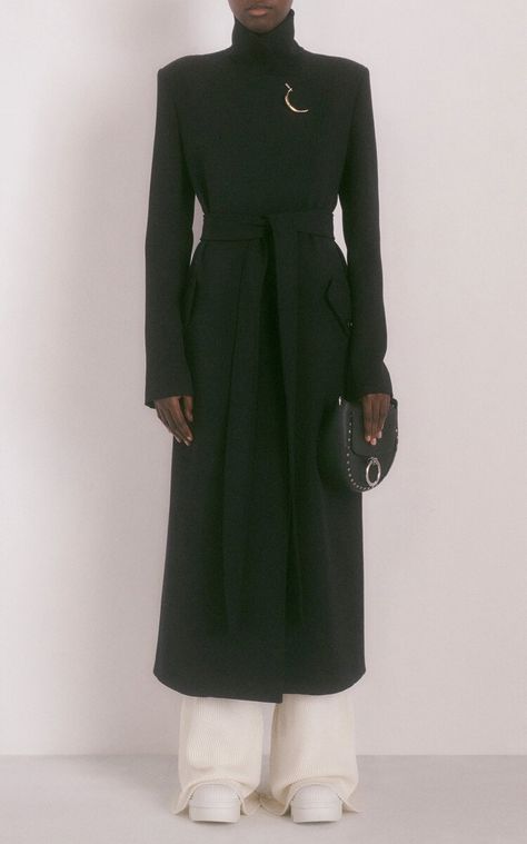 Brooch-Embellished Gabardine Trench Coat By Chloé | Moda Operandi Chloe Fashion, Androgynous Outfits, Pre Fall 2023, Androgynous Style, Gabriela Hearst, Trumpet Sleeve, French Fashion Designers, Androgynous Fashion, 2023 Collection