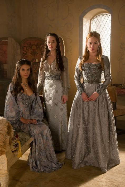 Woodcutter Sisters Era Victoria, Reign Tv Show, Reign Fashion, Reign Dresses, Lady In Waiting, Fantasy Dresses, Old Dresses, Couture Mode, Costume Drama