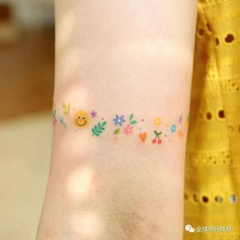 Small Colorful Tattoos, Tiny Flower Tattoos, Tattoos Instagram, Tattoo Mini, Colorful Tattoos, Tulip Tattoo, Rainbow Tattoos, Inspiration Tattoos, Flash Tattoo Designs