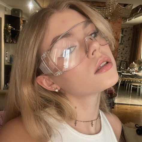 Science Goggles, Goggles Aesthetic, Pp Girl, Glasses Aesthetic, Fake Life, Safety Goggles, Stylish Glasses, Safety Glasses, Aesthetic Art