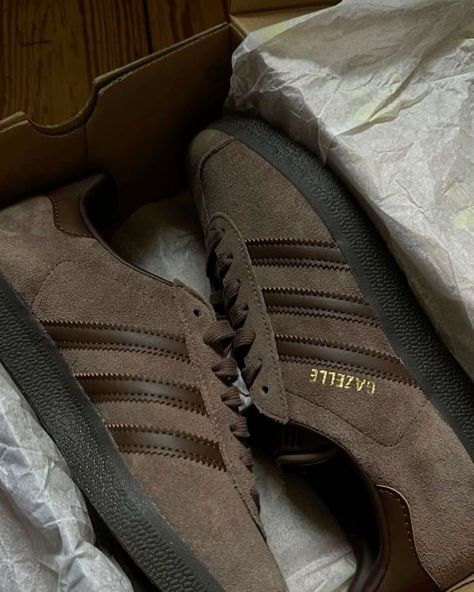 Brown Adidas, Dr Shoes, Shoe Wishlist, Shoe Inspo, Aesthetic Shoes, Swag Shoes, Fall Shoes, Pretty Shoes, Dream Shoes