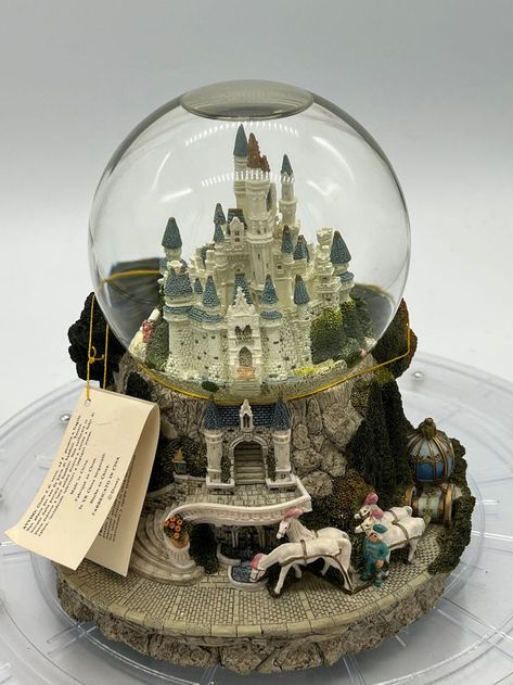 very cool Snow Globe Vintage, Aesthetic Snowglobes, Cinderella Snow Globe, Disney Snow Globes, Snow Globe Display, Halloween Snowglobe, Cute Snow Globe, Disney Gift Ideas, Castle Snow