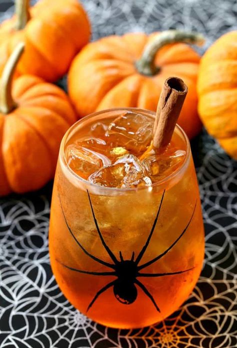 This pumpkin Spiced Wine Spritzer is the perfect Halloween party cocktail! Champagne Spritzer, Pumpkin Cocktail Recipes, Halloween Appetizers For Adults, Halloween Food For Adults, Easy Halloween Cocktails, Fun Halloween Party Food, Wine Party Ideas, Apple Bobbing, Easy Cocktail Recipe