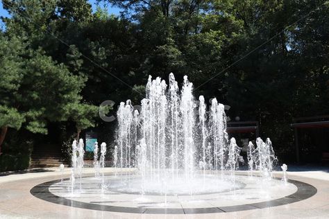 Park Water Fountain, Large Fountain Ideas, Driveway Fountain, Dry Fountain, Indoor Wall Fountains, Modern Fountain, Urban Design Plan, Lenox Hill, Water Spout