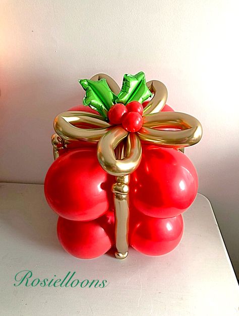 Present Balloons, Christmas Balloon Gift Ideas, Xmas Balloon Decorations, Holiday Balloon Decorations, Christmas Balloon Decoration, Christmas Balloon Art, Christmas Balloons Ideas, Christmas Balloon Decor Ideas, Christmas Party Balloon Decorations