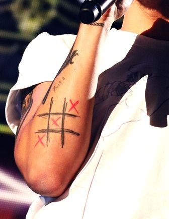 Tic Tac Toe Tattoo, Toe Tattoo, Louis Tomlinson Tattoos, Toe Tattoos, Hard Tattoos, Remembrance Tattoos, Perfect Tattoo, Leg Tattoos Women, One Direction Photos