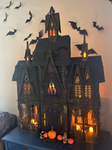 Halloween Haunted House Diy, Frozen Castle, Haunted House Diy, Dollhouse Halloween, Halloween Party Dinner, Haunted Dollhouse, Decor 2023, Haunted Castle, Haunted Halloween