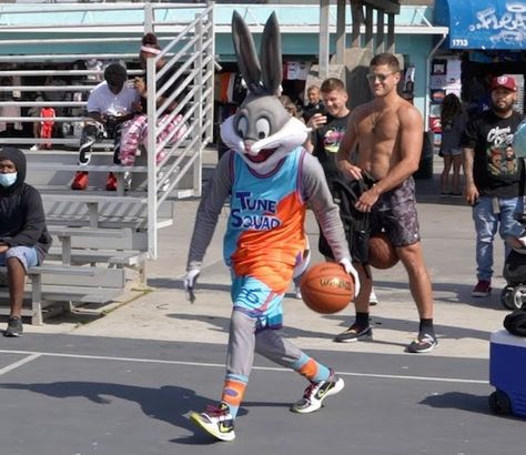 “I tried to told him, but he didn’t would listen!?” – SpaceJam in Real Life as Bugs Bunny exposes basketball players, breaking ankles and draining buckets! – Shock Mansion Bunny Basketball, Shock Mansion, Break Up Texts, Broken Ankle, Tune Squad, Bugs Bunny, Silly Me, Basketball Players, Buckets