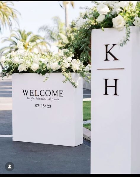 Welcome Back Party Decorations, Corporate Events Decoration Ideas, Elegant Reception Decor, Modern Chic Wedding Decor, Welcome Party Ideas, Wedding Cake Square, Business Launch Party, Wedding Venue Decor, Square Wedding Cake