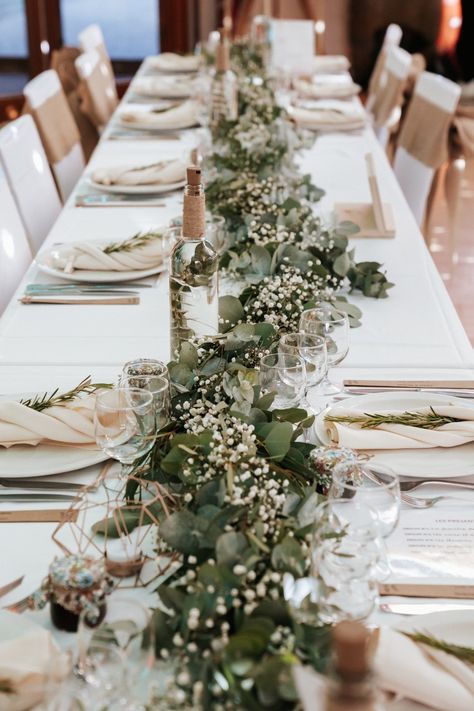 Chemin de table eucalyptus gypsophile Greenery Wedding Centerpieces, Rustic Wedding Decorations, Outdoor Dinner, בר מצווה, Bridal Musings, Wedding Centerpieces Diy, Eucalyptus Wedding, England Wedding, French Wedding