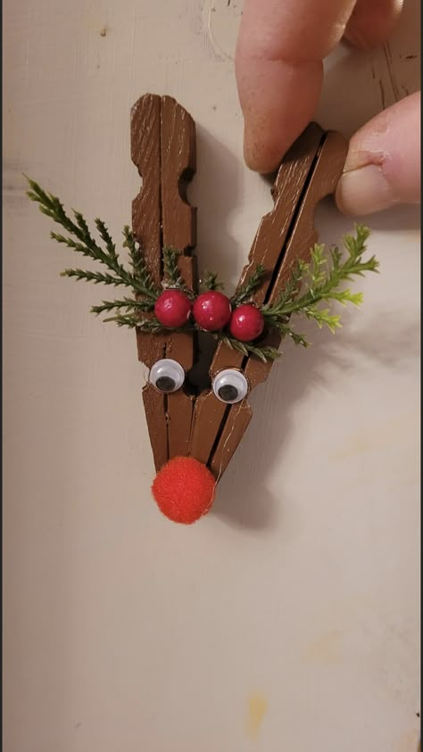 Reindeer Clothespin Ornaments, Christmas Bazaar Crafts, Clothespin Crafts Christmas, Clothespin Diy Crafts, Wooden Clothespin Crafts, Clothespin Crafts, Winter Diy Crafts, Christmas Clothespins, Christmas Crafts Diy Projects