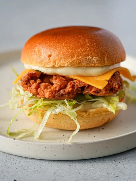 Cafe Meals Ideas, Southern Fried Chicken Burger, Burger Recipes Chicken, Home Made Chicken Burger, Breaded Chicken Burger Recipe, Fried Chicken Burger Recipe, Easy Chicken Burger Recipe, British Meals, Aesthetic Burger