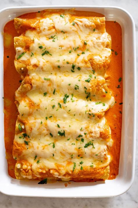 Red Enchiladas Chicken, Chicken Enchiladas Suiza, Enchiladas Mexicanas, Red Chicken Enchiladas, Mexican Recipies, Mexican Enchiladas, Enchiladas Suizas, Red Sauce Recipe, Mexican Food Dishes