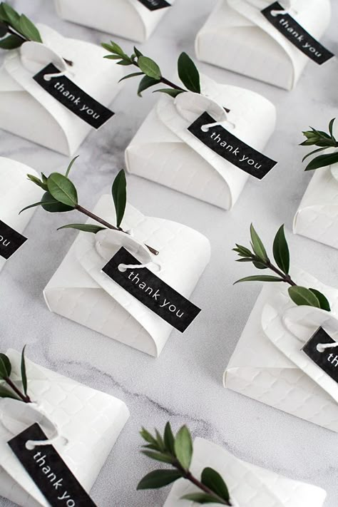 Simple and Modern DIY Wedding Favors Simple Wedding Favors, Trendy Wedding Favors, Săpunuri Handmade, Diy Wedding Reception, Cheap Favors, Wedding Gift Diy, Wedding Favors Cheap, Favors Diy, Wedding Gifts For Guests