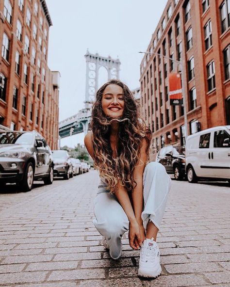 New York Portraits, New York Senior Pictures, New York Dumbo, Nyc Picture Ideas, Nyc Photoshoot Ideas, Dumbo New York, New York Photo Ideas, New York Photoshoot, Nyc Photo Ideas