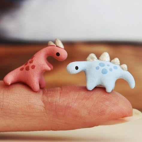 Clay Date Ideas Made Easy: Perfect for Beginners and Experts Tiny Clay Dinosaur, Tiny Sculptures Ideas, Cute Mini Sculptures, Tiny Cute Things, Clay Ideas Dragon, Cute Tiny Clay Things, Clay Figurines Sculpture, Clay Tiny Things, Tiny Clay Things Easy