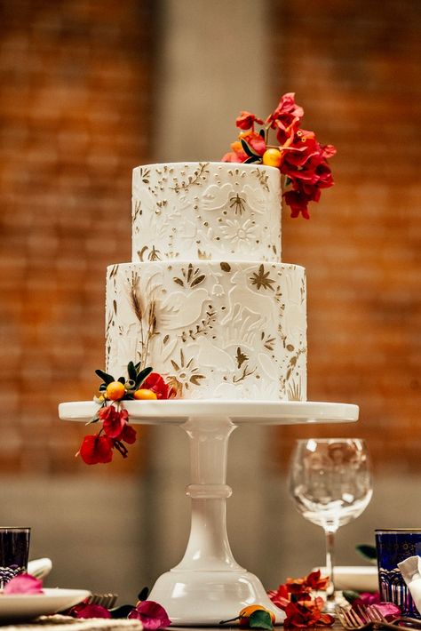 Milly's Fine Cakes stenciled Mexican inspired wedding cake with fresh florals. Photo by Brogen Jessup Mexican Wedding Cakes, Mexican Wedding Cake, Mexican Inspired Wedding, Types Of Wedding Cakes, Best Chocolate Cupcakes, Mexican Themed Weddings, Beautiful Wedding Cake, Cupcake Recipes Chocolate, Spanish Wedding