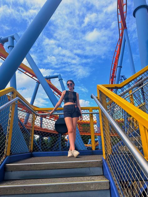 black outfit, crop top, shorts, summer, summer outfit, roller coaster, amusement park, amusement park aesthetic, what to do duirng summer, summer bucket list, summer photoshoot, summer sun, dorney park, yellow, blue, orange, metal, sunglasses, photoshoot, pose Roller Coaster Outfit, Amusement Park Aesthetic Outfit, Amusement Park Photoshoot, Amusement Park Aesthetic, Sunglasses Photoshoot, Carnival Photo Shoots, Amusement Park Outfit, Park Pics, Dorney Park