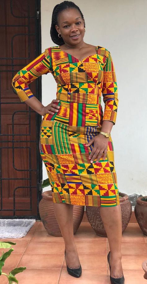 Vitenge Dresses Designs For Ladies, Vitenge Dresses Designs, Vitenge Dresses, African Dashiki Dress, Kente Fashion, Kitenge Designs, Kente Dress, Kente Styles, African Wear Dresses