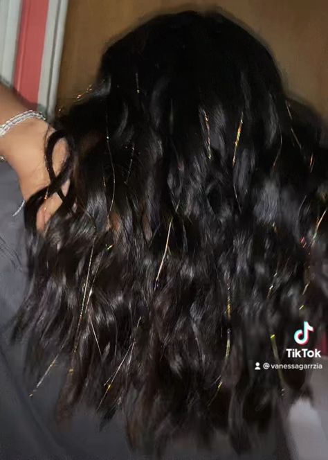 Black Hair Gold Tinsel, Hair Tensil Black Hair, Dark Brown Hair With Tinsel, Black Hair With Tinsel, Hair Tinsel Brunette, Hair Tinsel Ideas, Tinsel Ideas, Euphoria Prom, Hair With Highlights And Lowlights