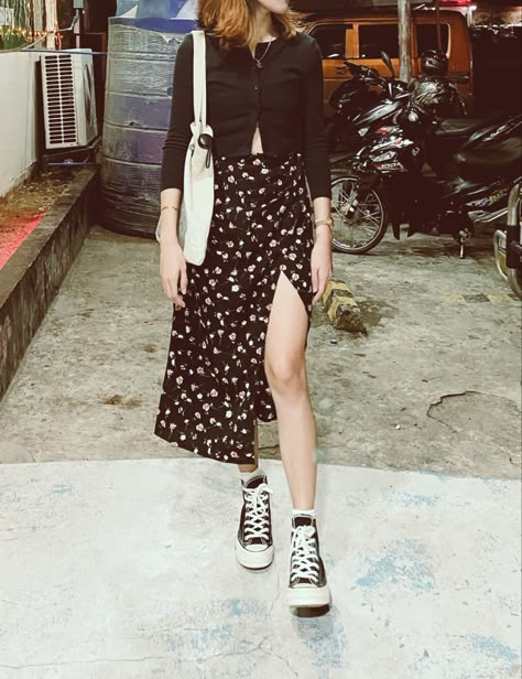 Garden Visit Outfit, Maxi Skirt Converse Outfits, Black Converse Outfits Summer, Long Skirt With Converse Outfits, Midi Skirt Converse Outfits, Midi Skirt With Converse, Converse Outfit With Skirt, Maxi Skirt And Converse, Converse With Long Skirt