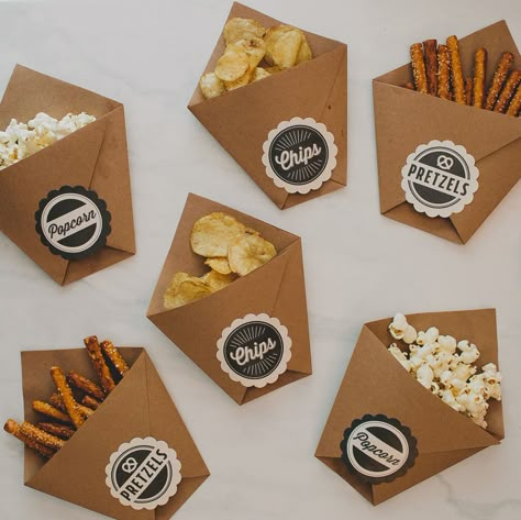 These DIY late-night wedding snacks will be a big hit with your wedding guests on their way home.  Green Wedding Shoes made these fun to-go party favors using brown kraft paper and Avery Scallop Round Labels (22836).  Personalize and print them in your wedding colors, then just choose your favorite snacks and fill them up. A simply sweet gift your guests will truly appreciate after a long night of dancing! Restaurant Packaging Ideas, To Go Food Packaging Ideas, Snack Business Ideas, Diy Snack Boxes Gift Ideas, Food Label Ideas, Late Night Wedding Snacks, Label Snack, Late Night Wedding, Snacks Diy