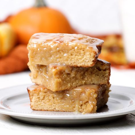 Ring in fall with these delicious brown butter maple blondies. Caramelized white chocolate blondies meet a gooey ganache with ribbons of decadent maple glaze to make the perfect fall dessert. Maple Blondies, Snacking Cakes, Caramelized White Chocolate, White Chocolate Blondies, Blondies Recipe, Malted Milk, Vanilla Chocolate, Buzzfeed Food, Glass Baking Dish