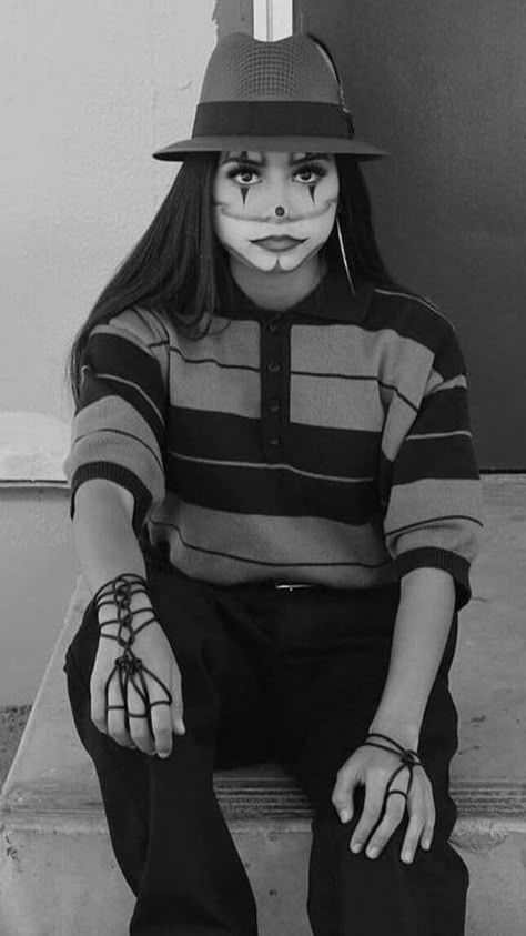 Chola Style Outfits, 90s Chola, Chola Outfit, Old School Hairstyles, Chicana Style Outfits, Chola Makeup, Gangster Clown, Chica Chola, Clown Halloween Costumes