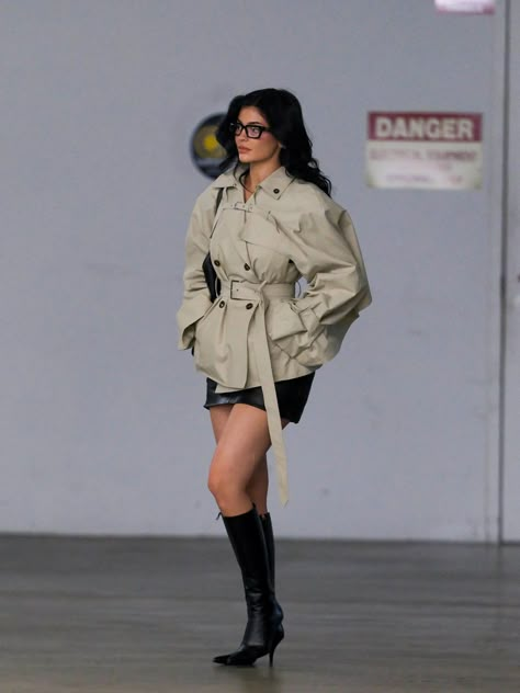 Kylie Jenner Street Style, Look Kylie Jenner, Cropped Trench Coat, Kylie Jenner Look, Fashion Week Trends, Kylie Jenner Makeup, Kylie J, Kylie Jenner Style, Kylie Jenner Outfits