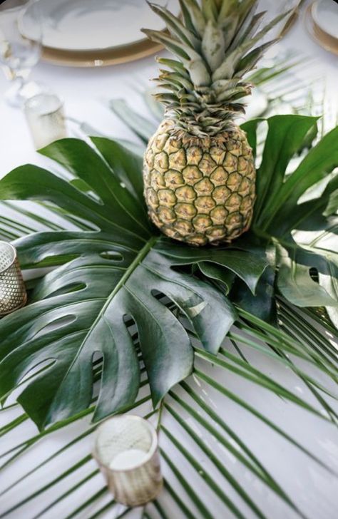 Pineapple Centerpiece Ideas, Palm Leaf Centerpiece, Hawaiian Dinner, Leaf Table Decor, Tropical Wedding Centerpieces, Tropical Wedding Reception, Pineapple Centerpiece, Aloha Wedding, Tropical Centerpieces