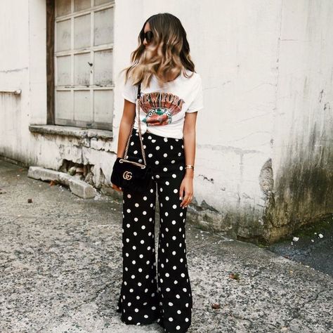 wide leg pants, polka dot pants, street style, wide leg pants outfit, graphic tee outfit, polka dots outfit Dots Outfit, Wide Leg Pants Outfit, Look Boho Chic, Polka Dots Outfit, Leg Pants Outfit, Polka Dot Pants, Lady Fashion, Mode Casual, Cooler Look