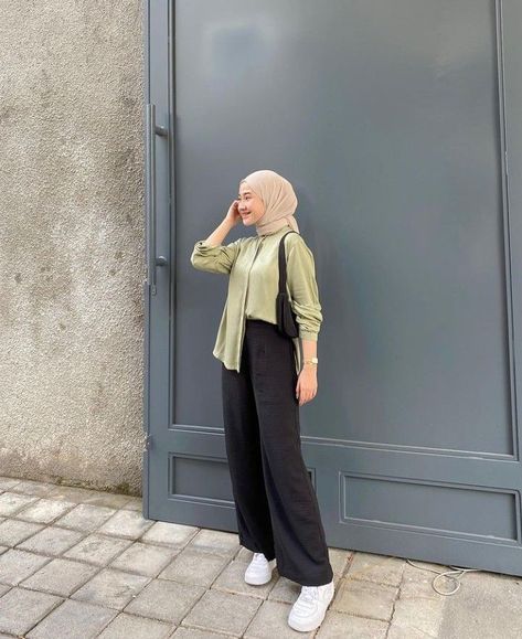 JANGAN KLIK LINK!!! Ootd Kemeja Sage, Baju Sage Green Hijab, Outfit Hijab Sage, Bioskop Outfit, Ootd Hijab Sage, Minimalist Outfit Hijab, Minimalist Hijab Outfit, Black Hijab Outfit, Minimal Style Outfits