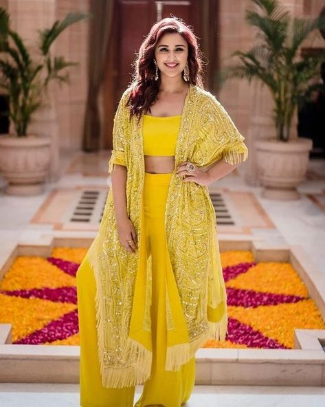 Simple Yellow Haldi Ceremony Dress For Bride Ceremony Outfit, Haldi Ceremony Outfit, Dressing Design, Haldi Outfits, Haldi Outfit, Function Dresses, Mehendi Outfits, Blouse Back Neck Designs, Jenna Dewan