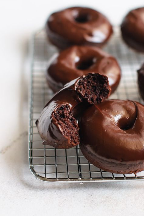 Moist and fluffy baked chocolate donuts full of chocolate flavor. Covered in a thick, chocolate glaze, these are perfect for any chocoholic. Donat Glaze, Homemade Donuts Recipe, Baked Donut Recipes, Chocolate Glazed Donuts, Kolaci I Torte, Homemade Donuts, Nut Bread, Doughnut Recipe, Delicious Donuts