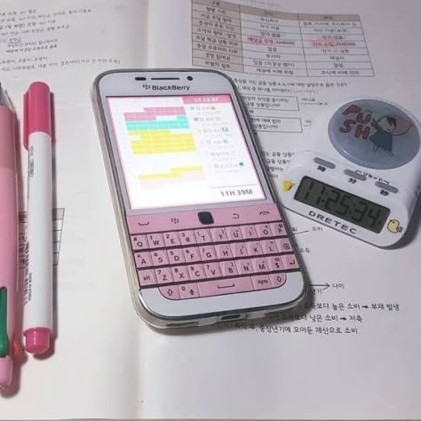 2000s Phone, Flip Phone Aesthetic, Retro Gadgets, Retro Phone, Pastel Pink Aesthetic, Flip Phones, Old Phone, A Pen, Studying Inspo