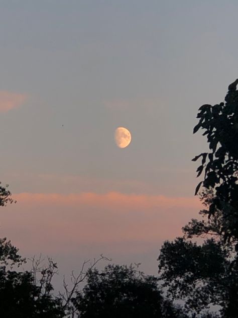 Sunset photo with moon in it aesthetic Moon During The Day Aesthetic, Morning Moon Aesthetic, Moon In Morning Sky, Aesthetic Calm Photos, Calming Pictures Aesthetic, Calming Sky Aesthetic, Moon Sunset Aesthetic, Morning Sky Aesthetic, Moon In Daylight