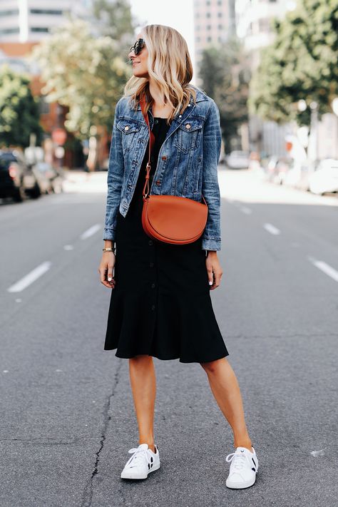 Dress And Sneakers Outfit, White Sneakers Outfit, Rok Outfit, Looks Jeans, Denim Jacket Outfit, Denim Jacket With Dress, Fashion Jackson, Summer Black Dress, Mode Casual