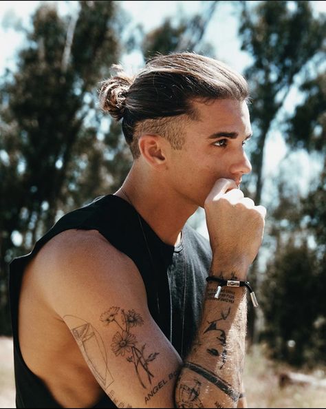 Man Bun Haircut, Man Bun Undercut, Jay Alvarrez, Relaxed Hairstyles, Man Bun Hairstyles, Undercut Styles, Gents Hair Style, Mens Hairstyles Thick Hair, Men Haircut Styles